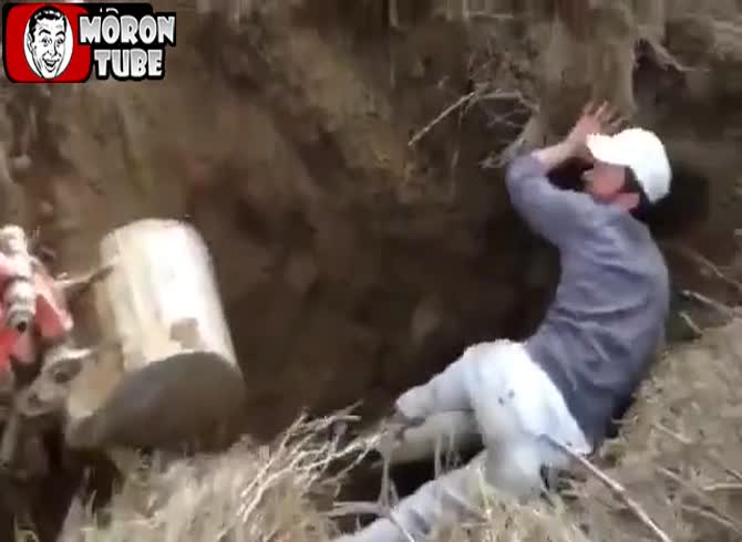 Video :He gets the excavator bucket in his butt
